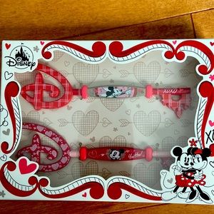 Disney Mickey and Minnie Mouse Collectible Key Set – Valentine's Day 2022